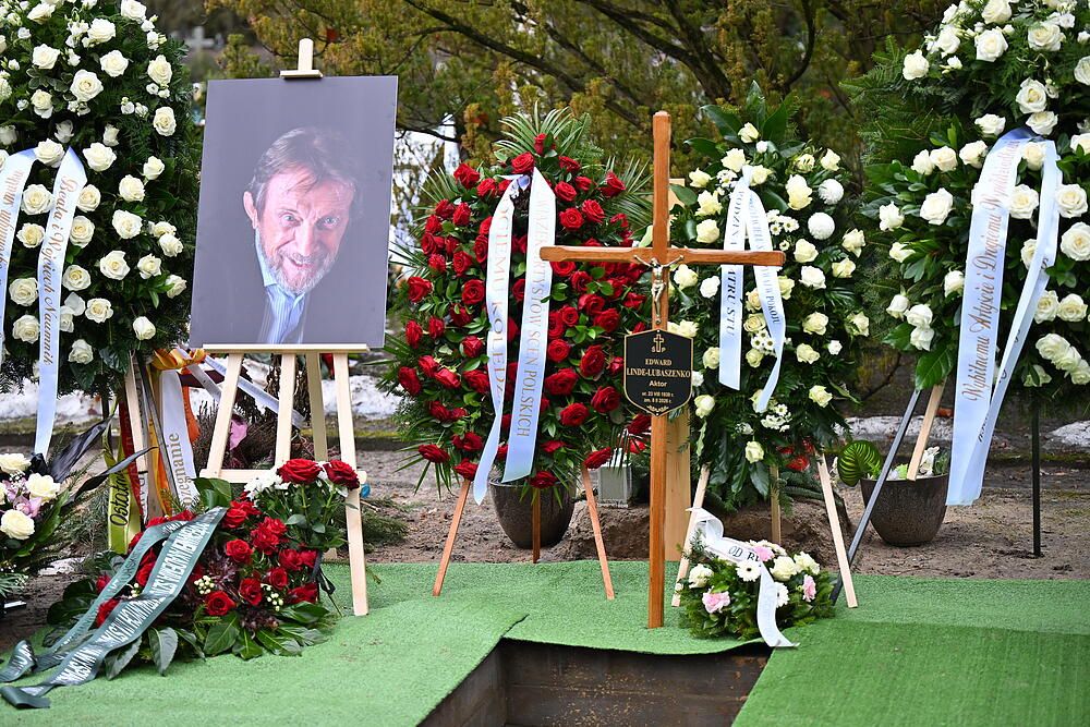 Przejmujące sceny na cmentarzu. Syn Edwarda Linde-Lubaszenki w głębokiej żałobie