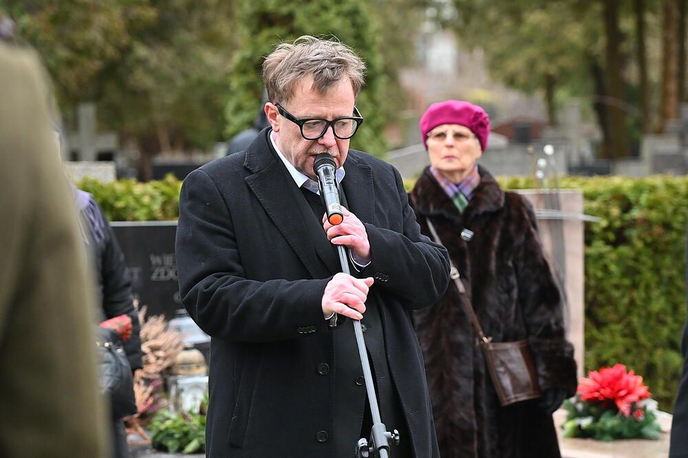 Przejmujące sceny na cmentarzu. Syn Edwarda Linde-Lubaszenki w głębokiej żałobie