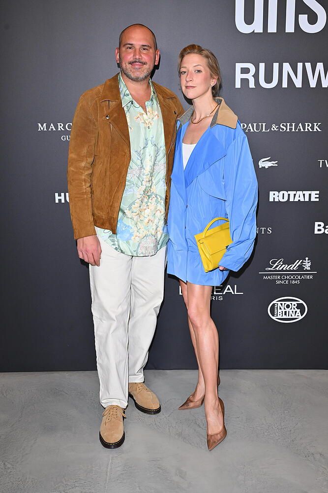 Wszyscy patrzyli tylko na Larę Gessler. Wparowała z mężem za rękę. PRZEPIĘKNA