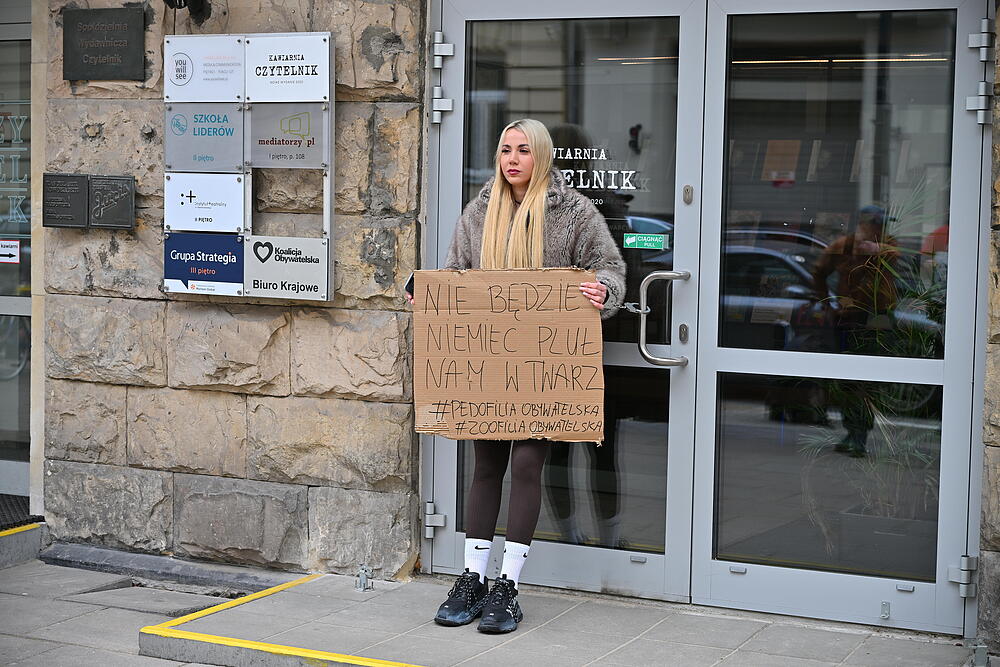 Marianna Schreiber otoczona policją. Niebywałe, co wyprawia pod Sejmem