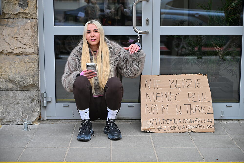 Marianna Schreiber otoczona policją. Niebywałe, co wyprawia pod Sejmem