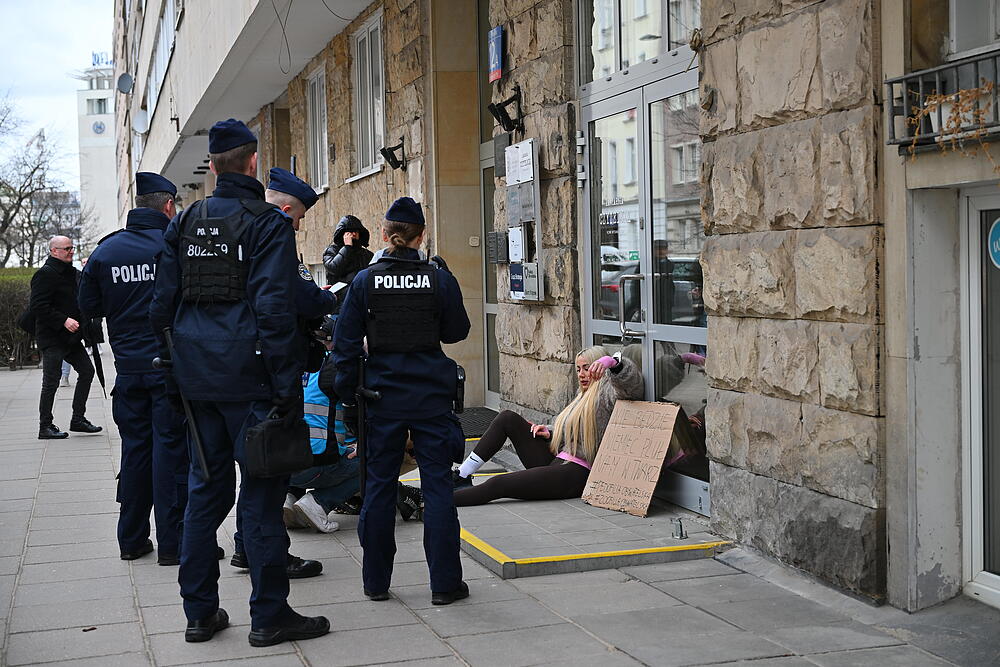 Marianna Schreiber otoczona policją. Niebywałe, co wyprawia pod Sejmem
