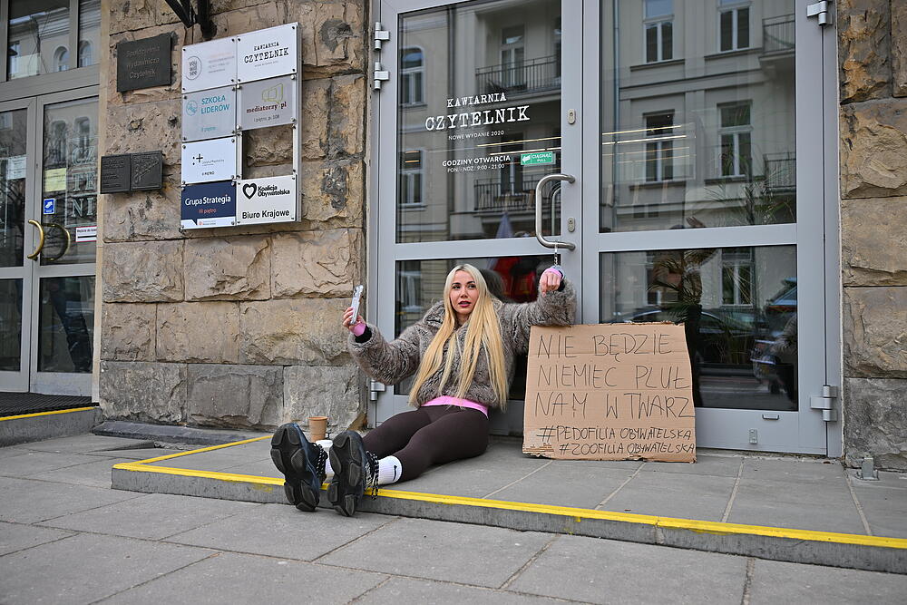 Marianna Schreiber otoczona policją. Niebywałe, co wyprawia pod Sejmem