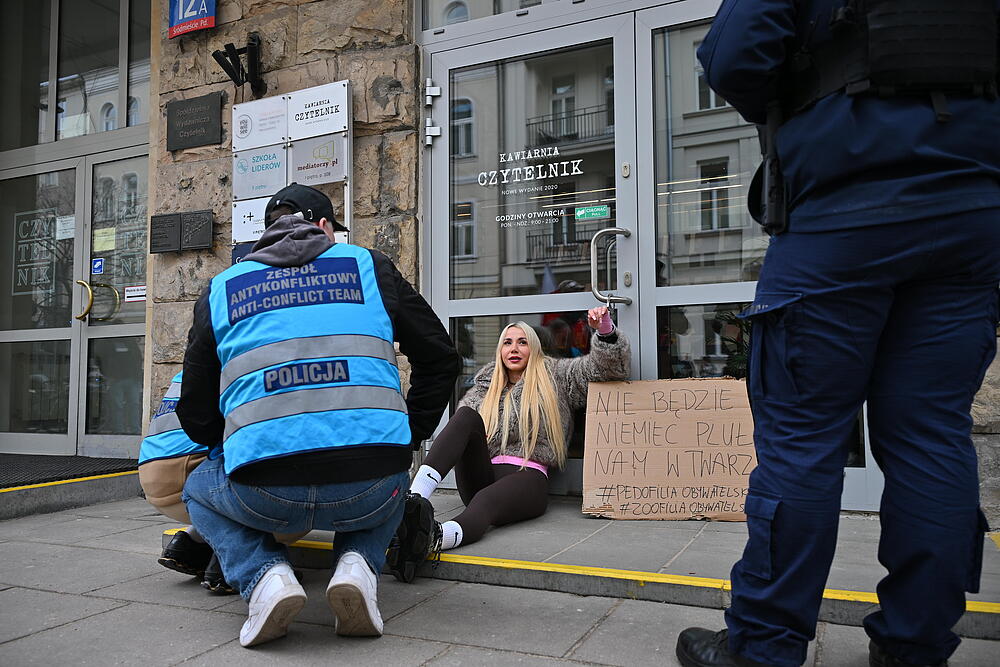 Marianna Schreiber otoczona policją. Niebywałe, co wyprawia pod Sejmem