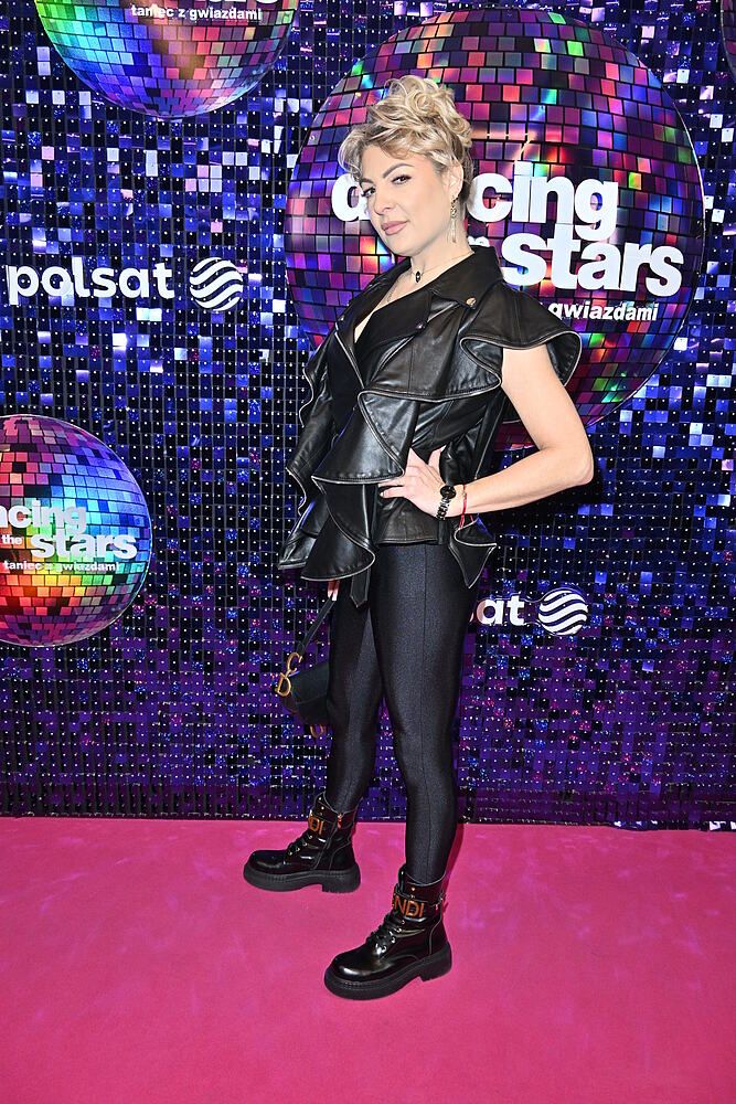 Rockowy pazur i błysk fleszy. Stylizacja Magdy Narożnej przyciąga spojrzenia