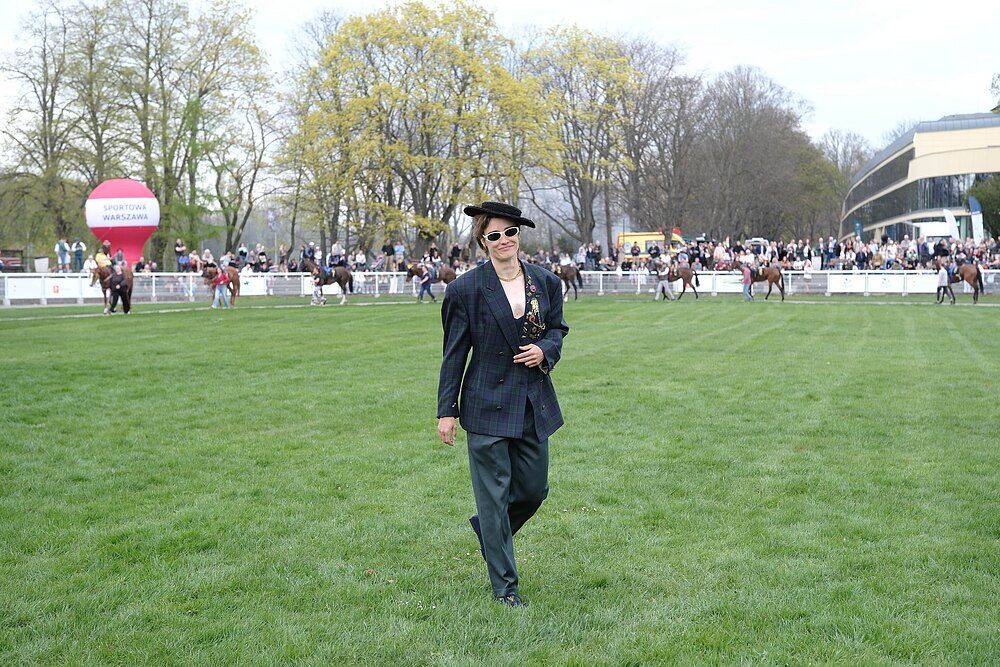 Aż trudno poznać Kasię Zillmann! Fantazyjna stylizacja na Służewcu przyciągnęła wszystkie spojrzenia