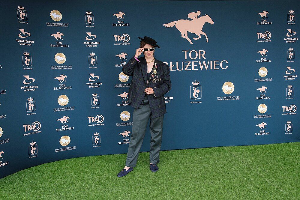 Aż trudno poznać Kasię Zillmann! Fantazyjna stylizacja na Służewcu przyciągnęła wszystkie spojrzenia