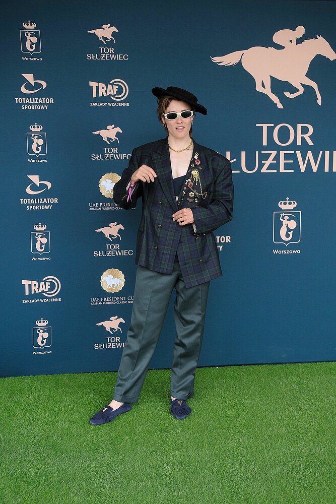 Aż trudno poznać Kasię Zillmann! Fantazyjna stylizacja na Służewcu przyciągnęła wszystkie spojrzenia