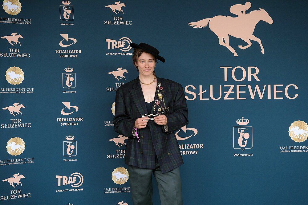 Aż trudno poznać Kasię Zillmann! Fantazyjna stylizacja na Służewcu przyciągnęła wszystkie spojrzenia