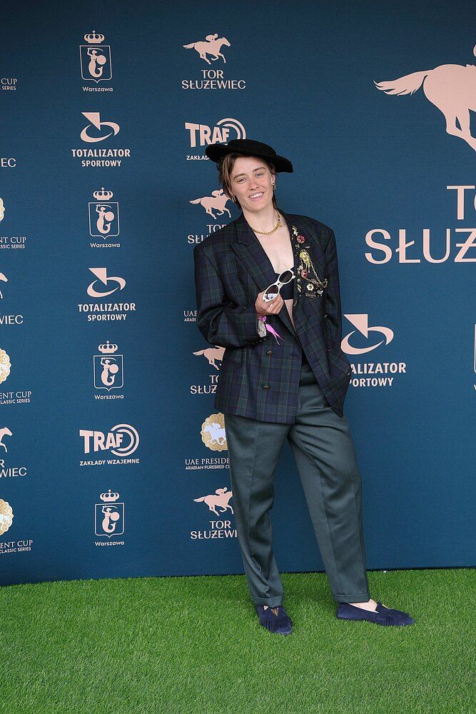 Aż trudno poznać Kasię Zillmann! Fantazyjna stylizacja na Służewcu przyciągnęła wszystkie spojrzenia