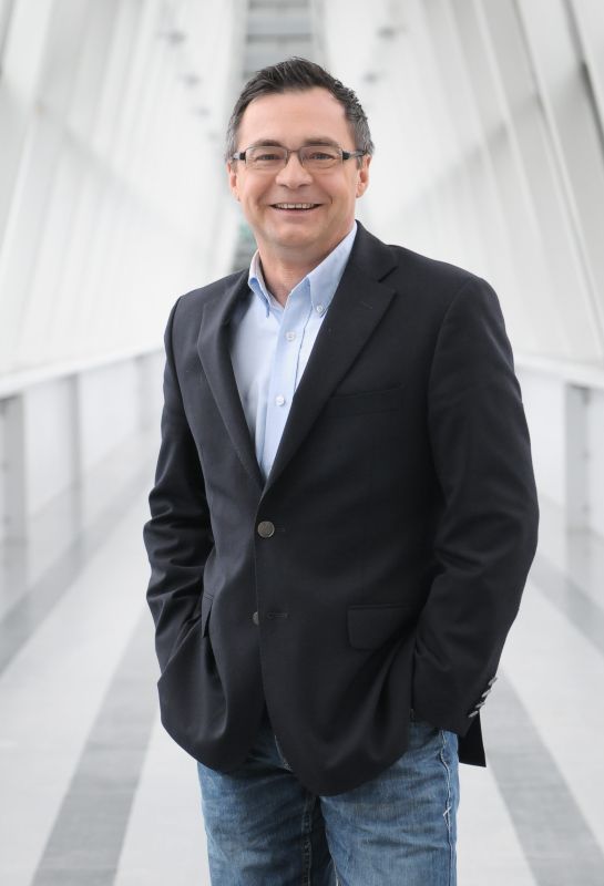 Był gwiazdą TVP, widzowie go uwielbiali. Dziś odprawia pogrzeby