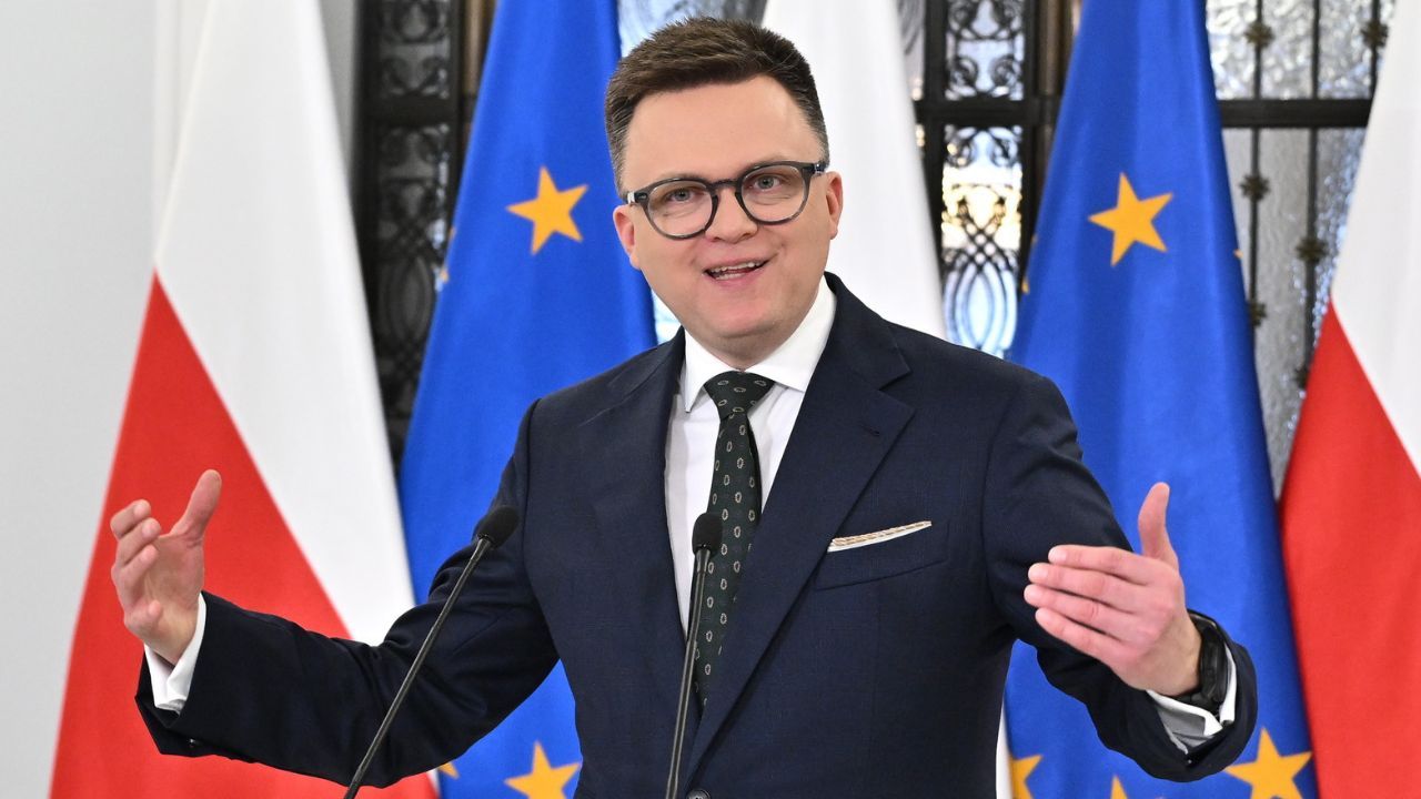 Traci fotel marszałka, ale nie pensję. Tyle jeszcze zgarnie Szymon Hołownia