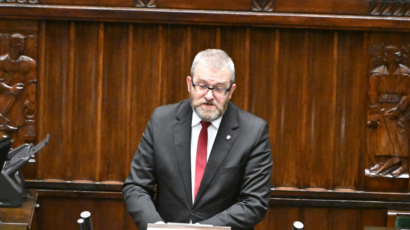 Grzegorz Braun zakpił z prokuratury. Niespodziewany finał przesłuchania