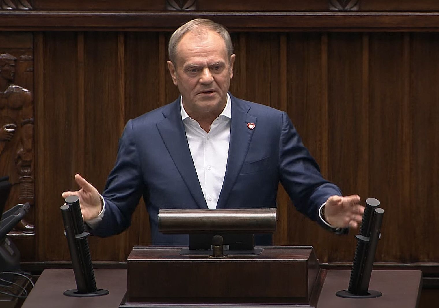 Donald Tusk zakpił z TV Republika. Nie obyło się bez przytyku w kierunku Sakiewicza