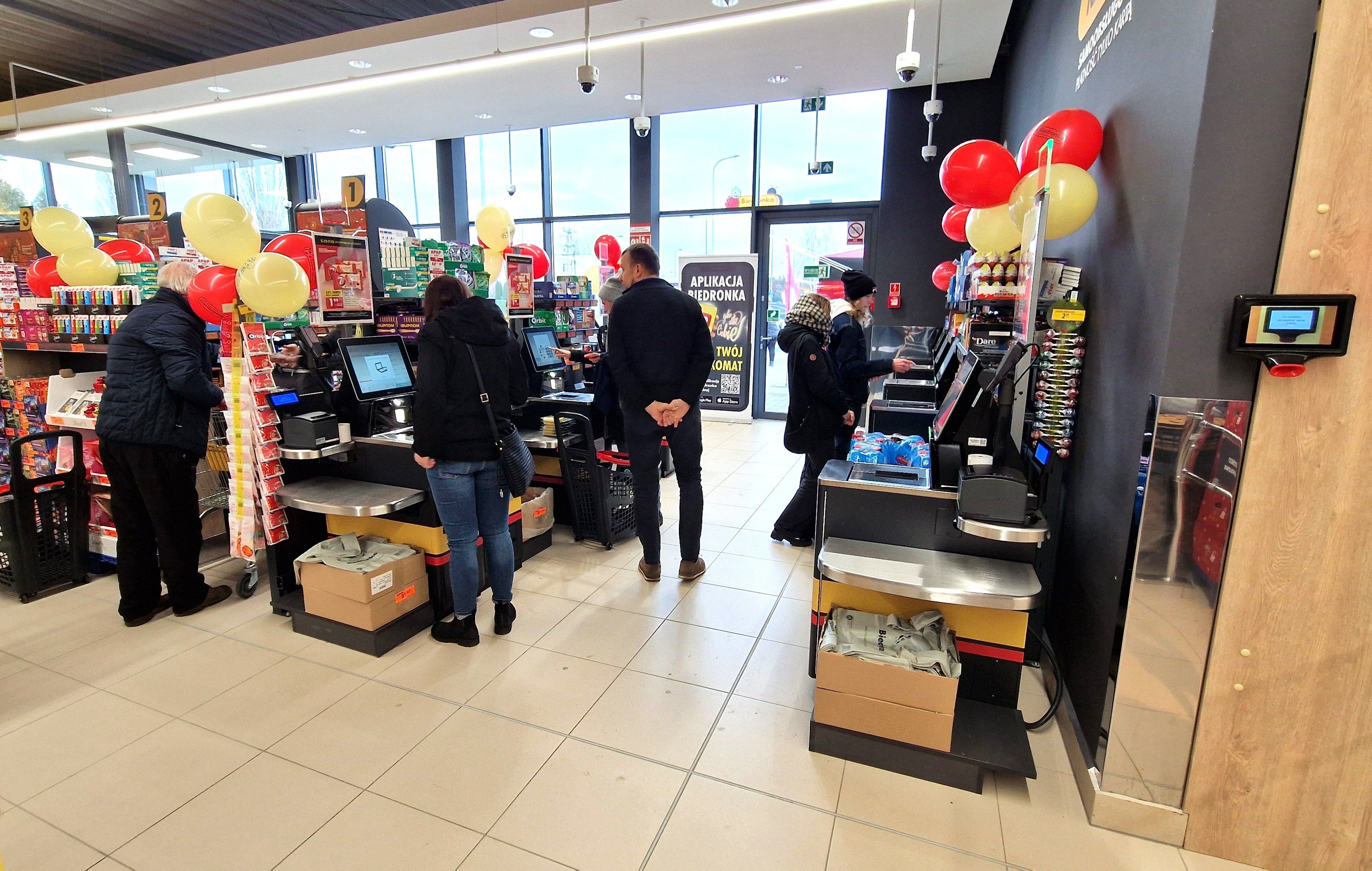 Ostatni dzień takich cen w Biedronce! Ludzie stoją w kolejkach od rana. Warto zamrozić przed świętami