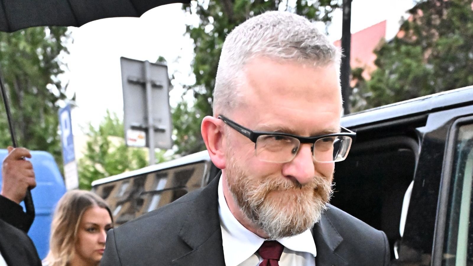 Grzegorz Braun zakpił z prokuratury. Niespodziewany finał przesłuchania