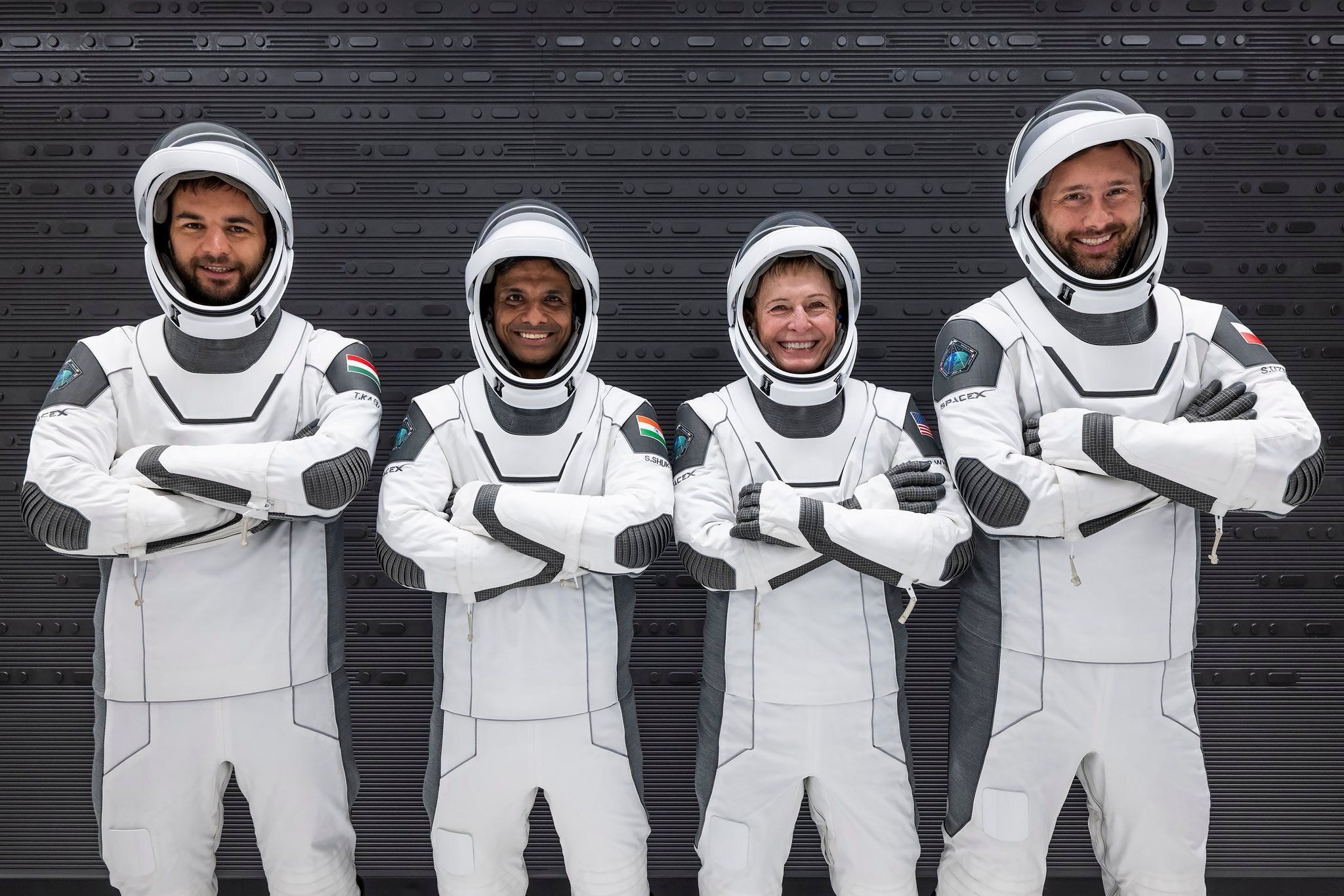 Uznański postawił pierwsze kroki na Ziemi. Pilnie zajęli się nim lekarze