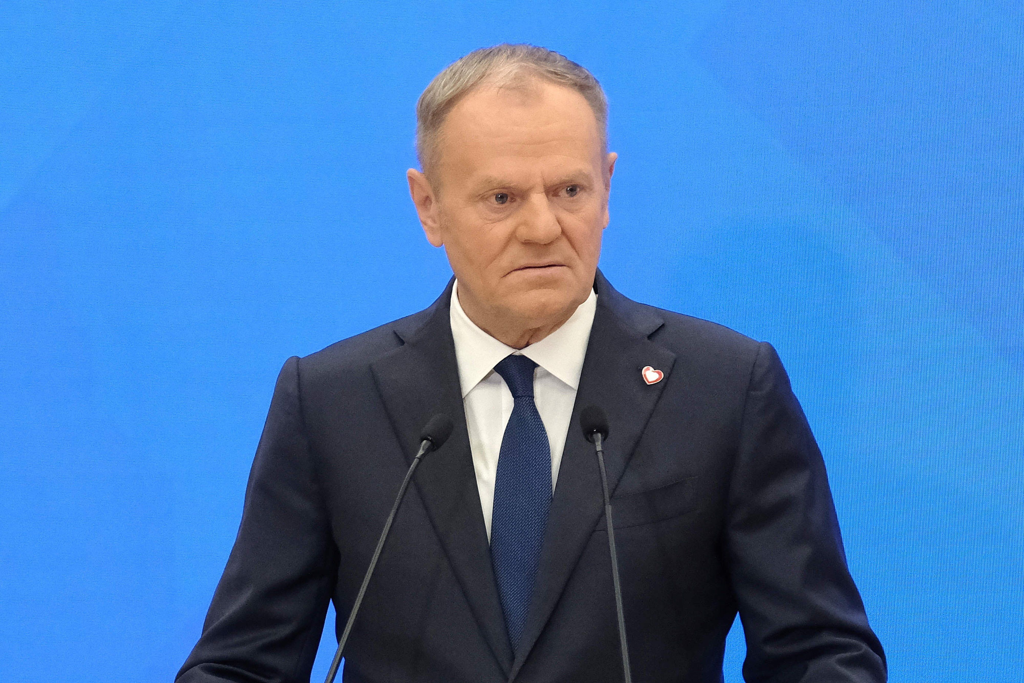 Tusk uderza prosto w PiS. Podał ironiczną receptę na konflikt w partii