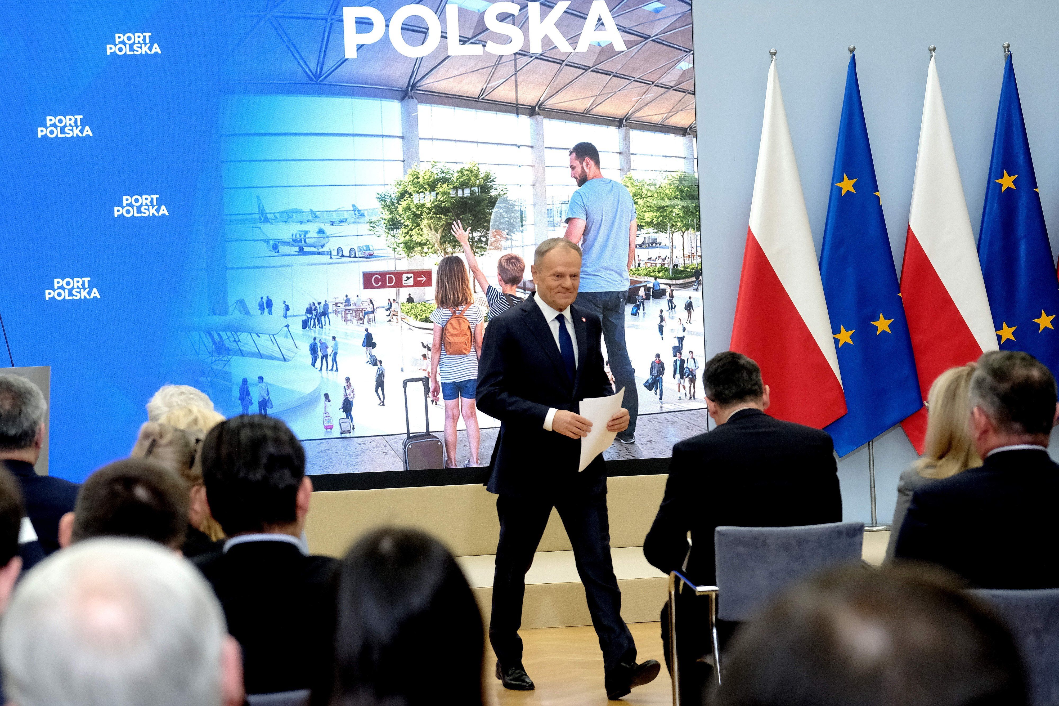 Tusk uderza prosto w PiS. Podał ironiczną receptę na konflikt w partii