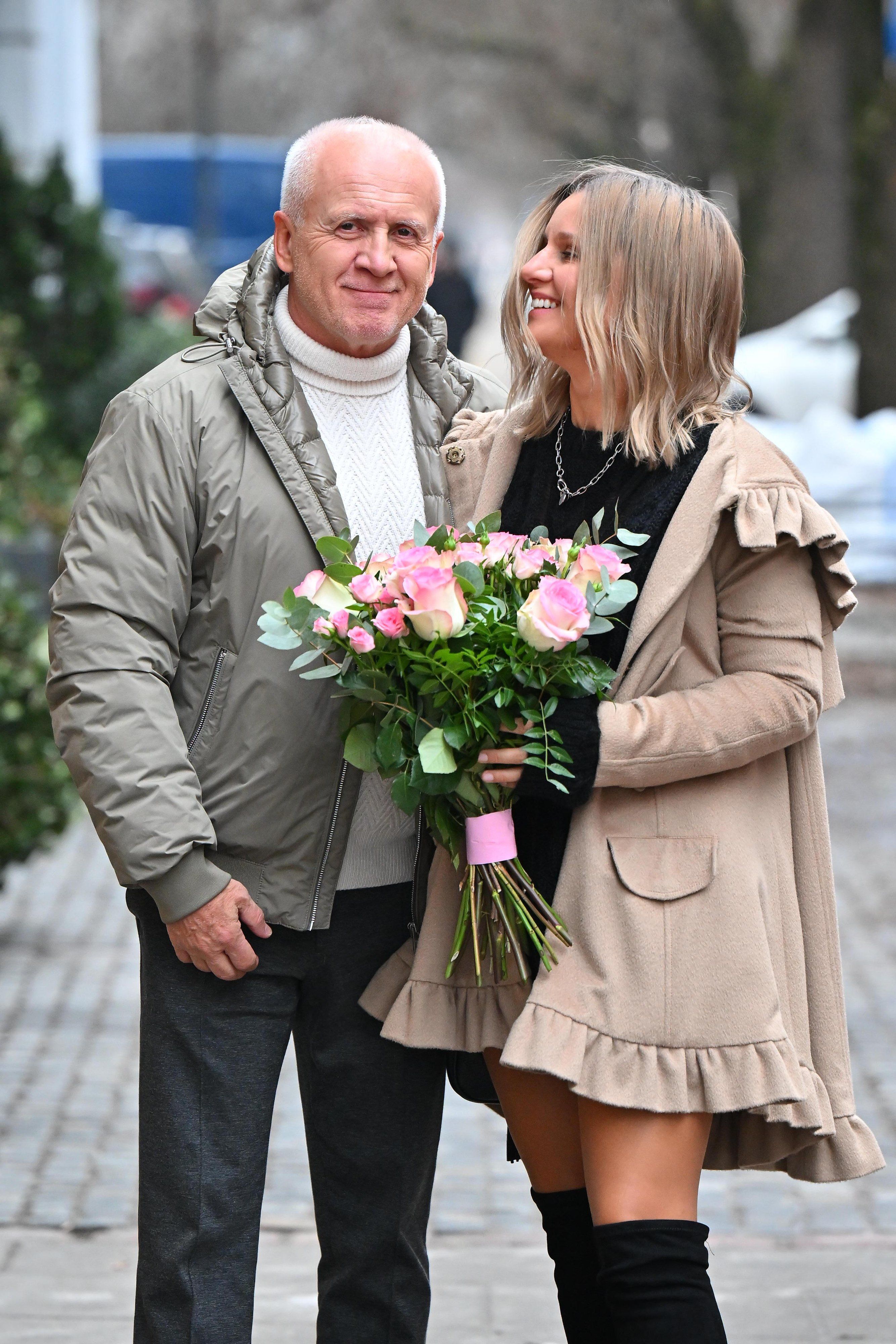 67-letni gwiazdor zapozował z o 20 lat młodszą ukochaną. Też rozwija się na scenie