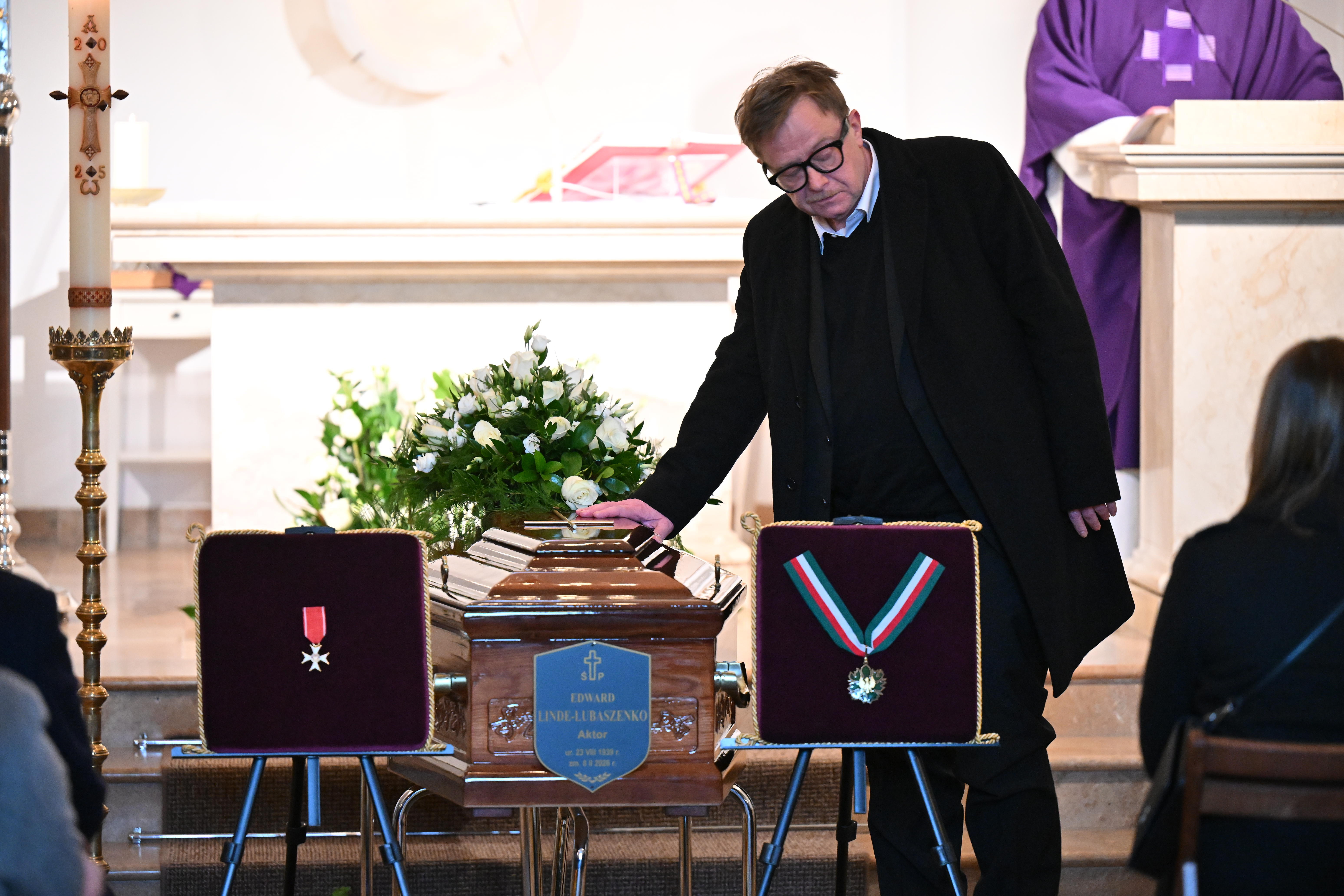 Olaf Lubaszenko żegna ojca. Przejmujące kadry obiegły sieć