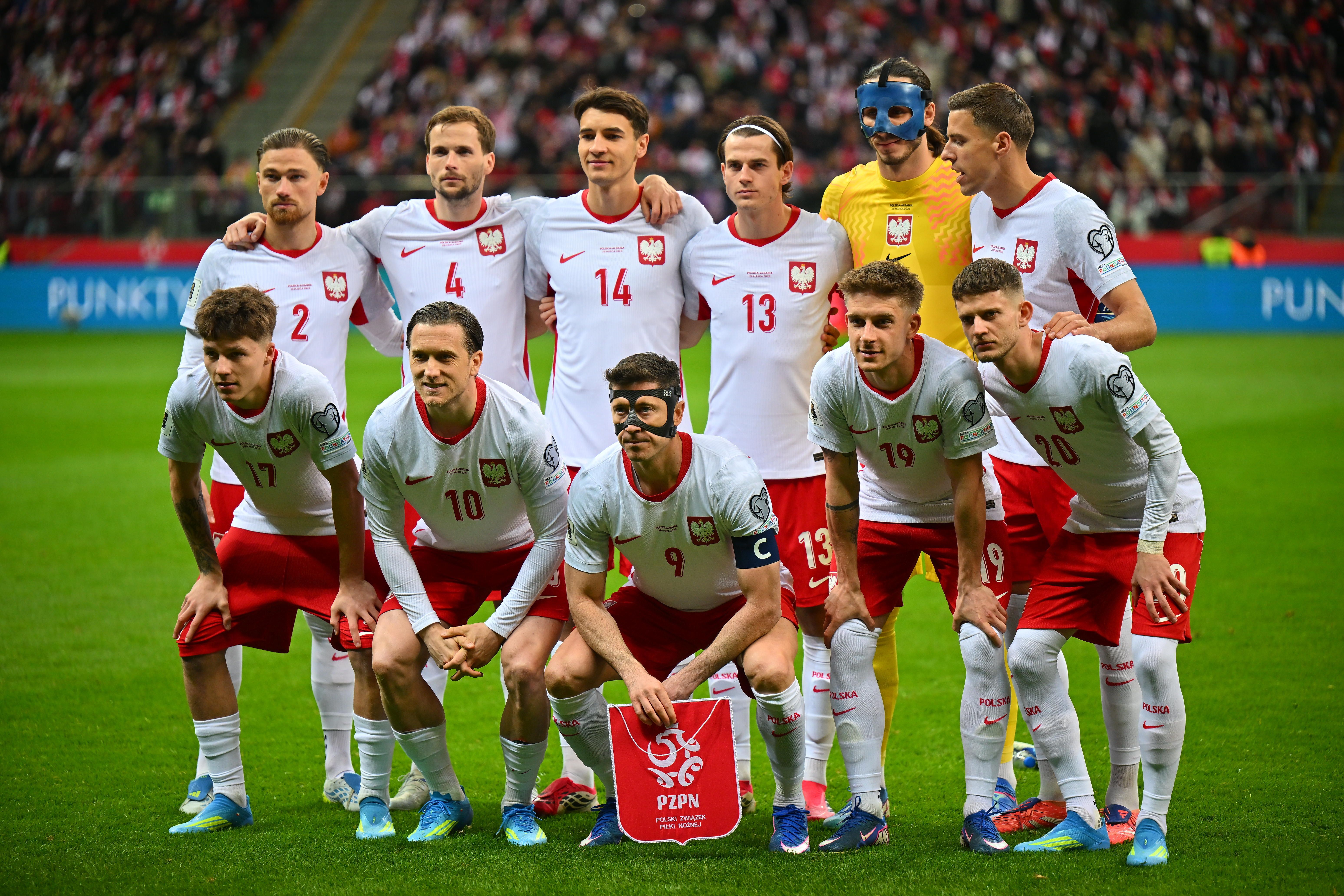 Znany dziennikarz z nadąsaną żoną na trybunach. Trwa mecz Polska-Albania, a tu takie emocje