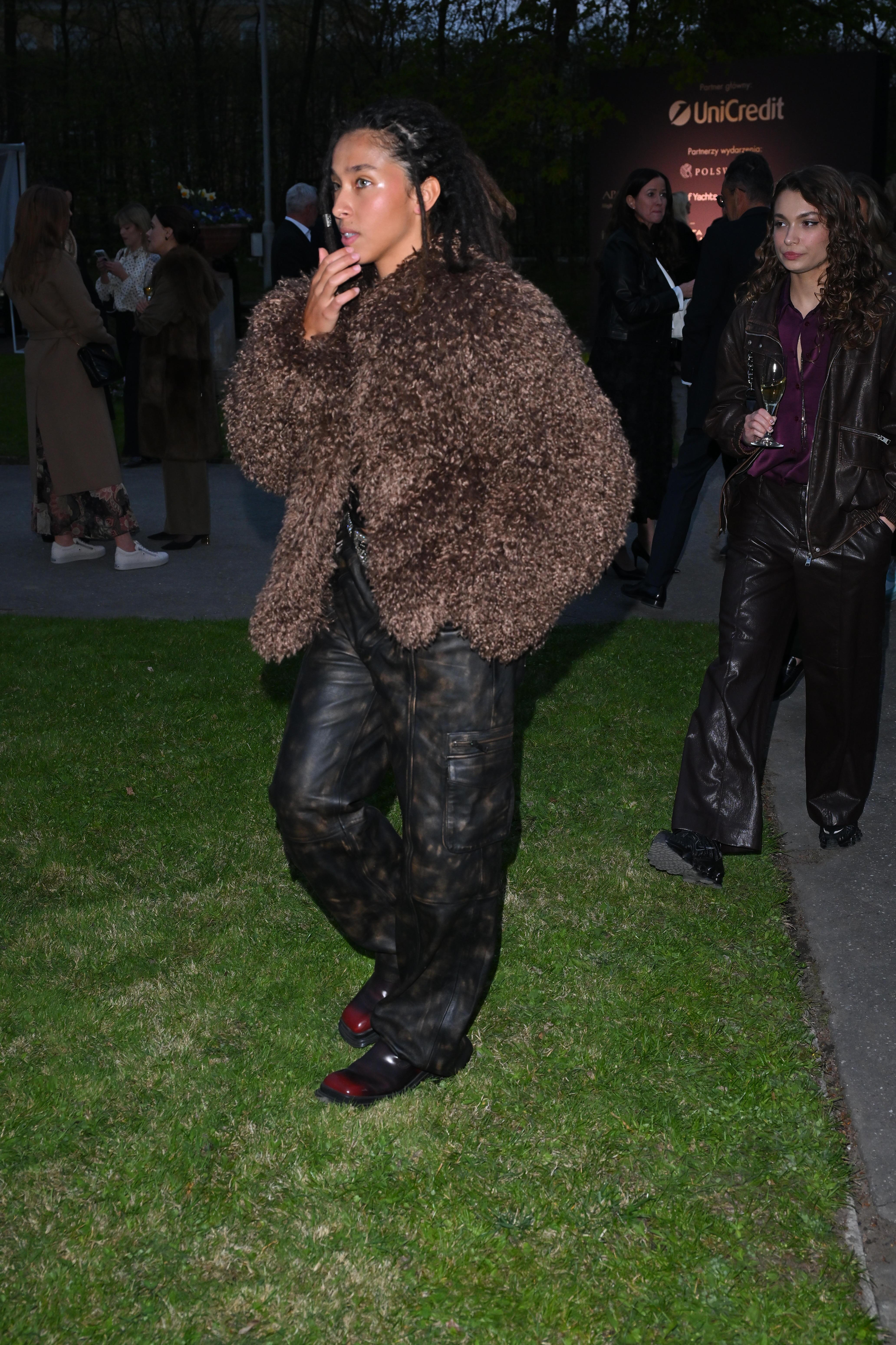 Tak wygląda dorosła córka Omeny Mensah. Zapozowała z mamą na wernisażu. Oczu nie można oderwać!