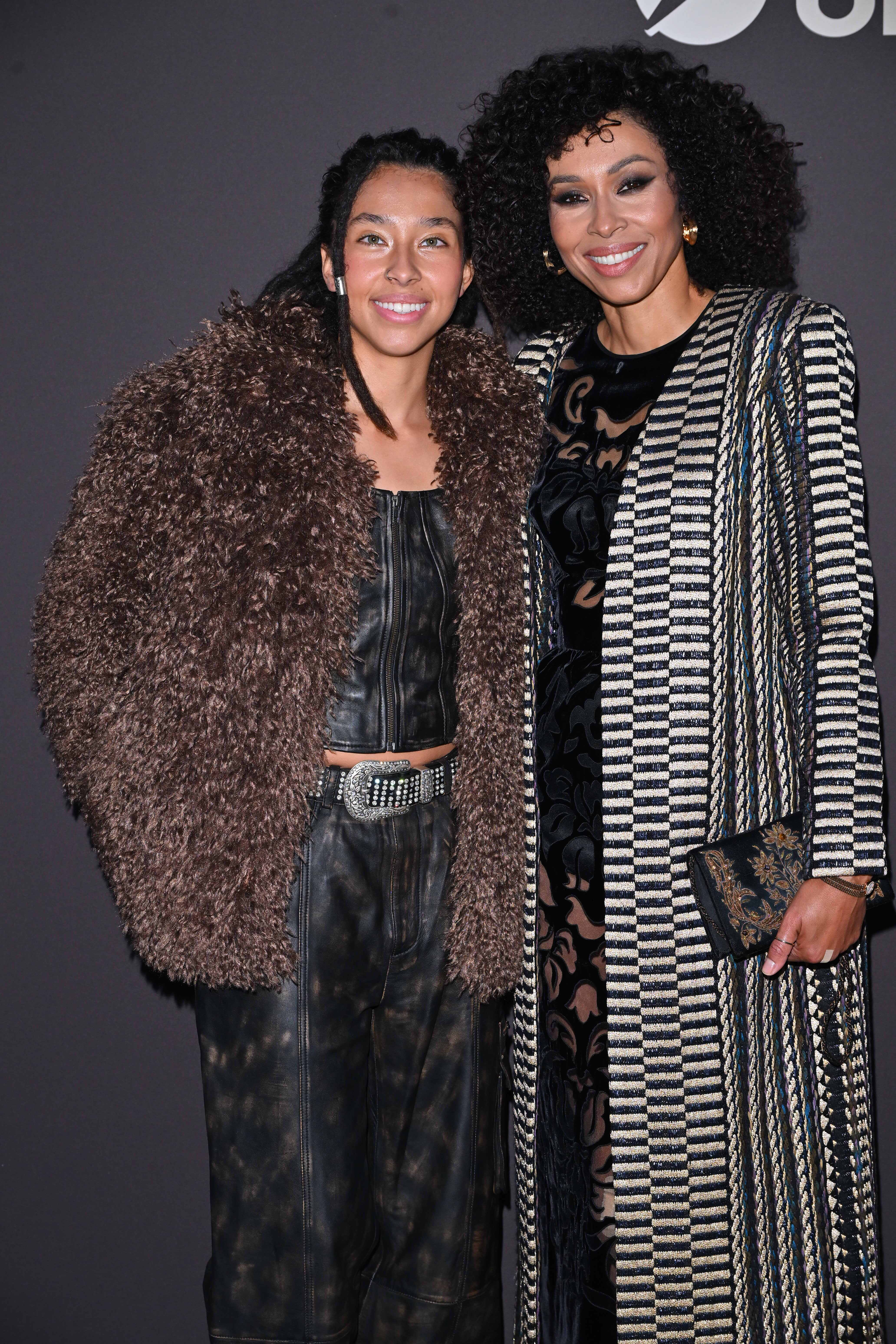 Tak wygląda dorosła córka Omeny Mensah. Zapozowała z mamą na wernisażu. Oczu nie można oderwać!