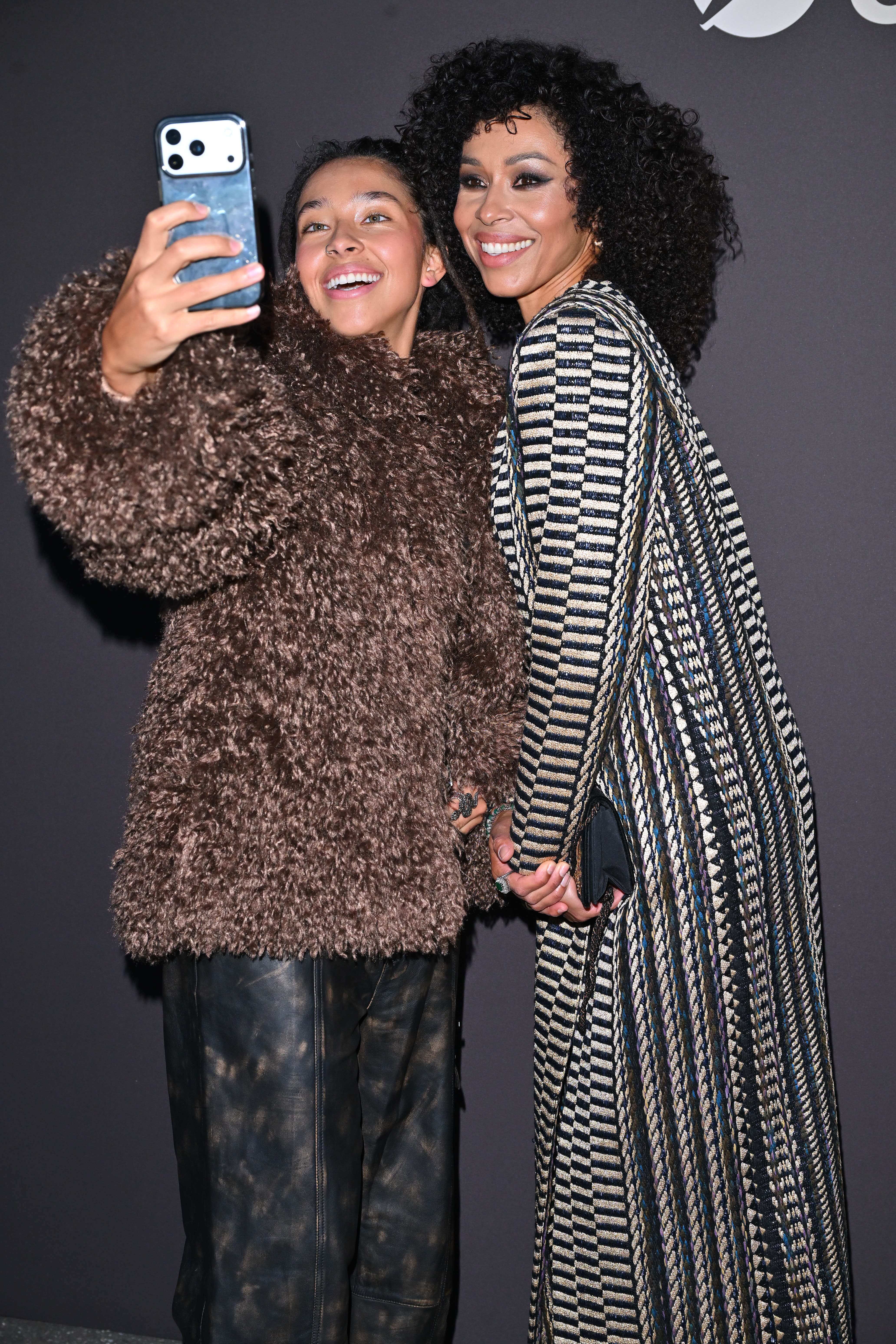 Tak wygląda dorosła córka Omeny Mensah. Zapozowała z mamą na wernisażu. Oczu nie można oderwać!