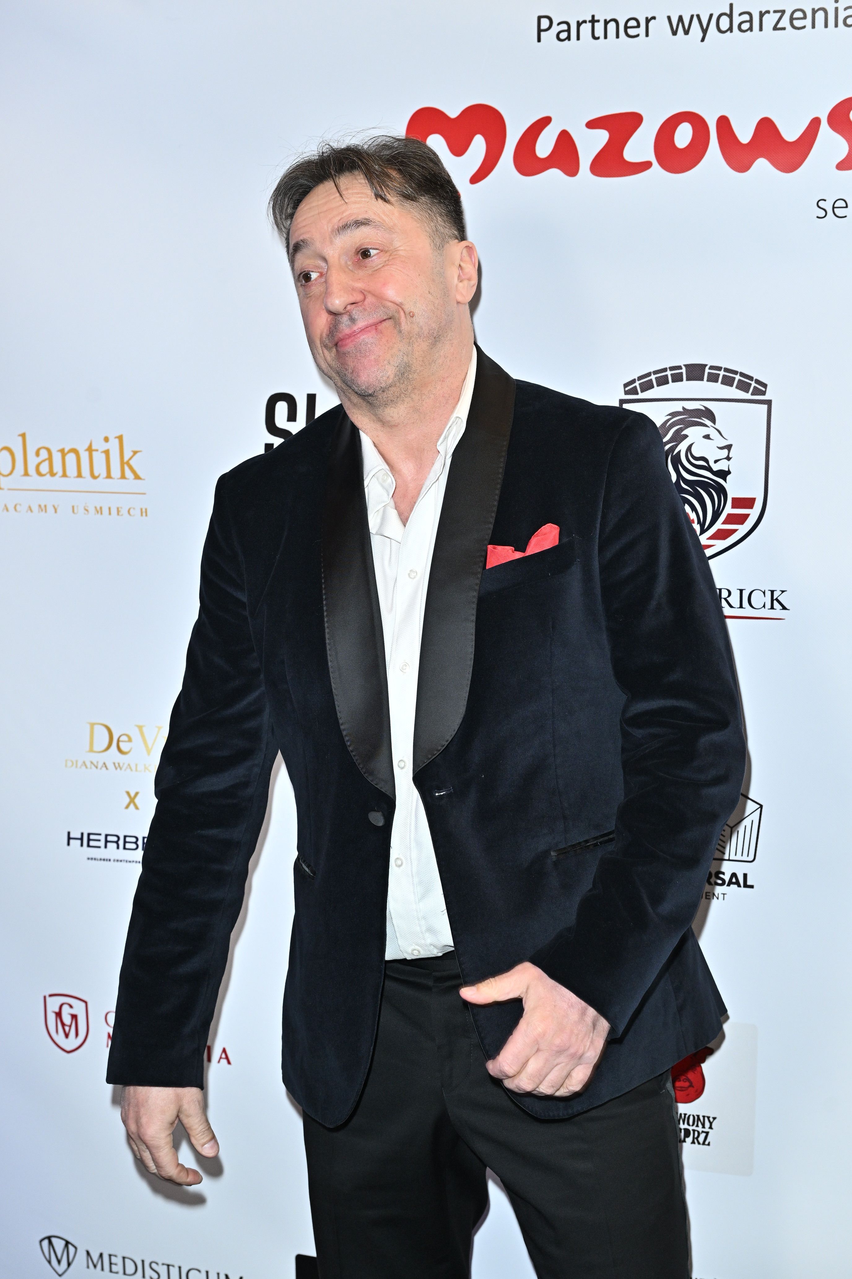 Gwiazdor disco polo pokazał nową fryzurę na gali. Bujna fryzura robi wrażenie