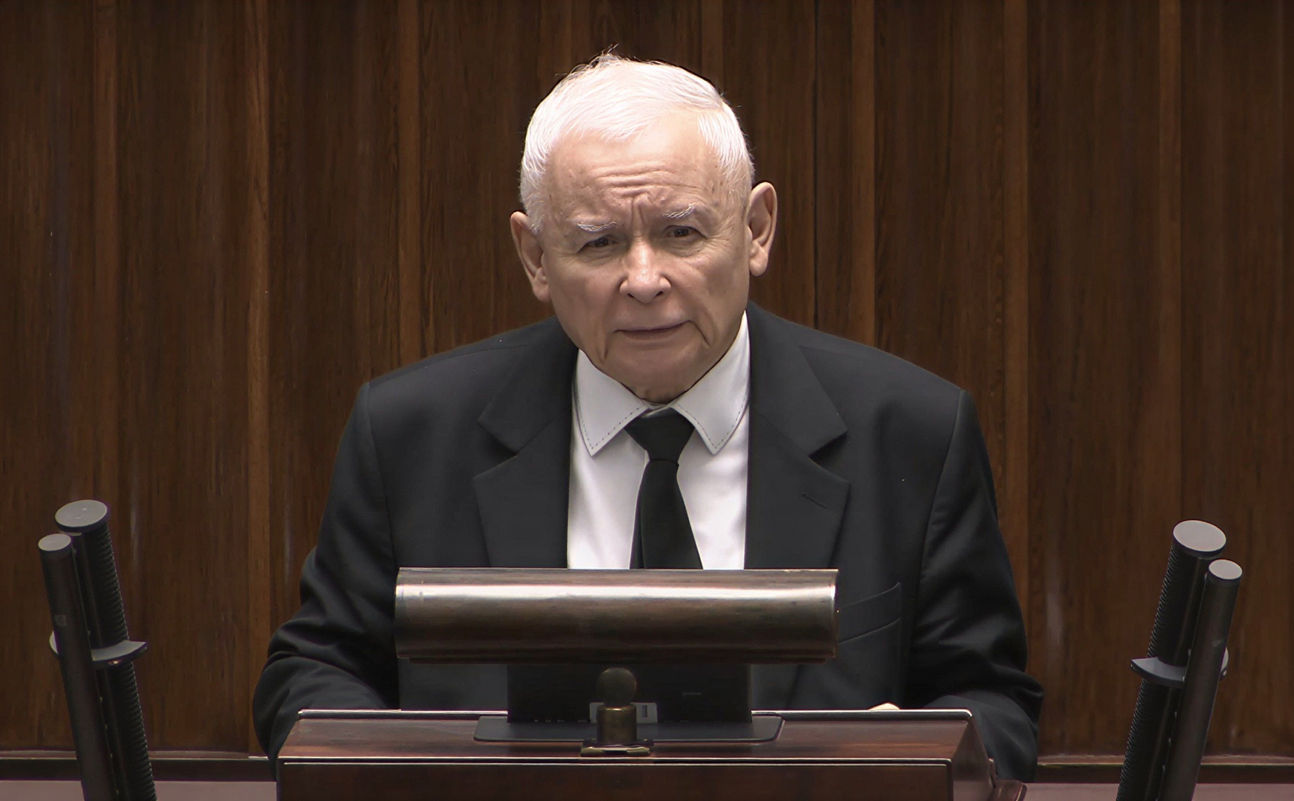 Jarosław Kaczyński świętuje 77. urodziny. Nie każdy wie, że mógł mieć żonę. "Jarek ją nawet bardzo lubił, ale nic z tego nie wyszło"