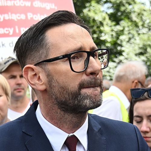 "Kryzys na wielu możliwych płaszczyznach". PiS złoży wniosek o wotum nieufności dla ministra finansów
