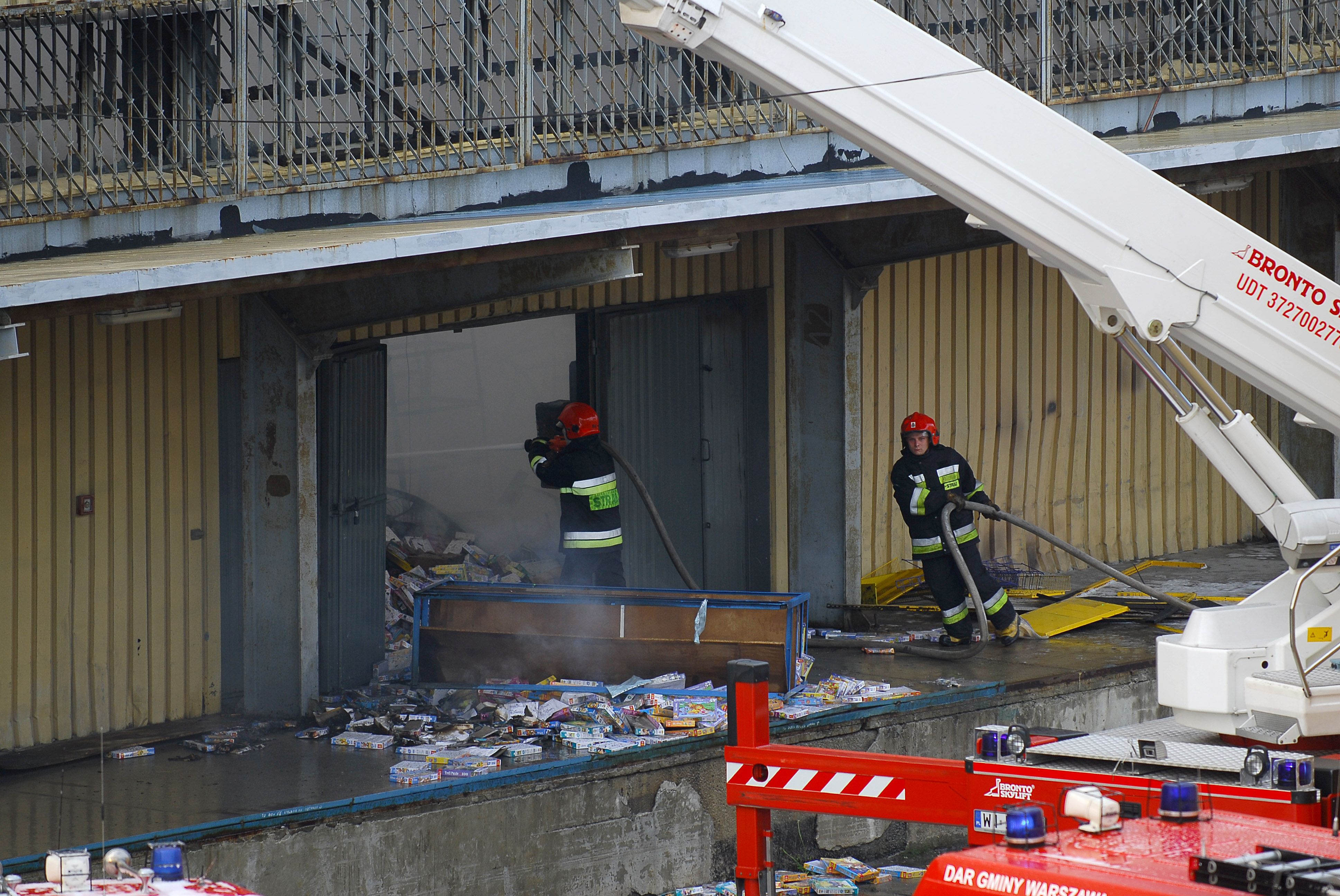 Pożar bloku w polskim mieście. Kilka zastępów strażaków w akcji