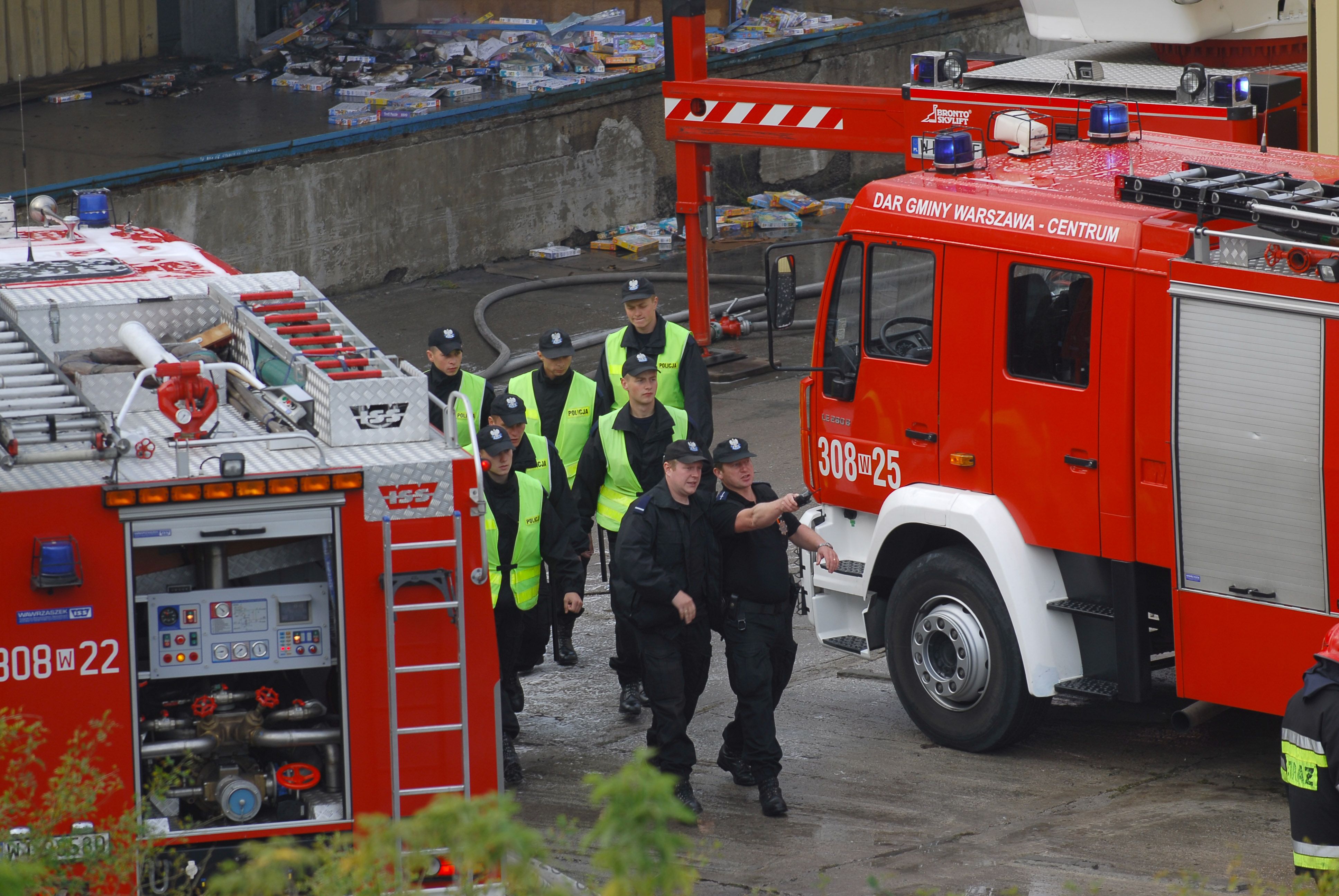 Pożar bloku w polskim mieście. Kilka zastępów strażaków w akcji