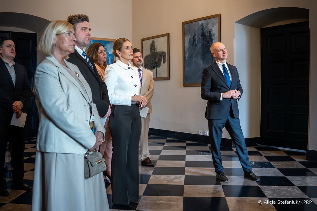 Wszyscy patrzą tylko na Martę Nawrocką. Odważna kreacja na czerwonym dywanie podzieliła internautów