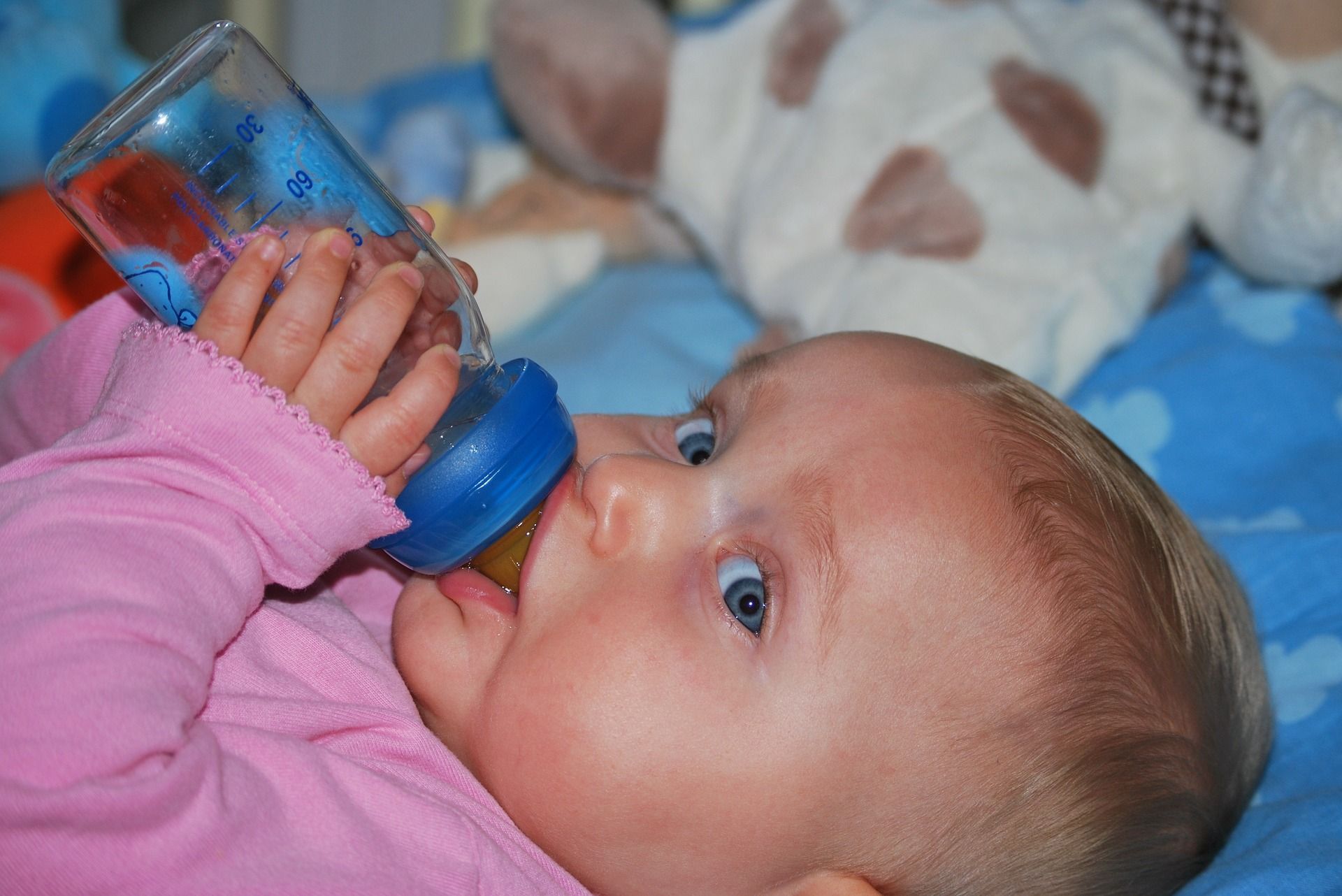 Mleko dla noworodka – kryterium wyboru, rodzaje, sposób podania