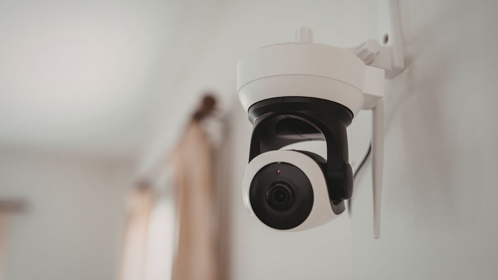 Masz kamerę przed domem? Ten jeden błąd może skończyć się pozwem i sprawą w sądzie