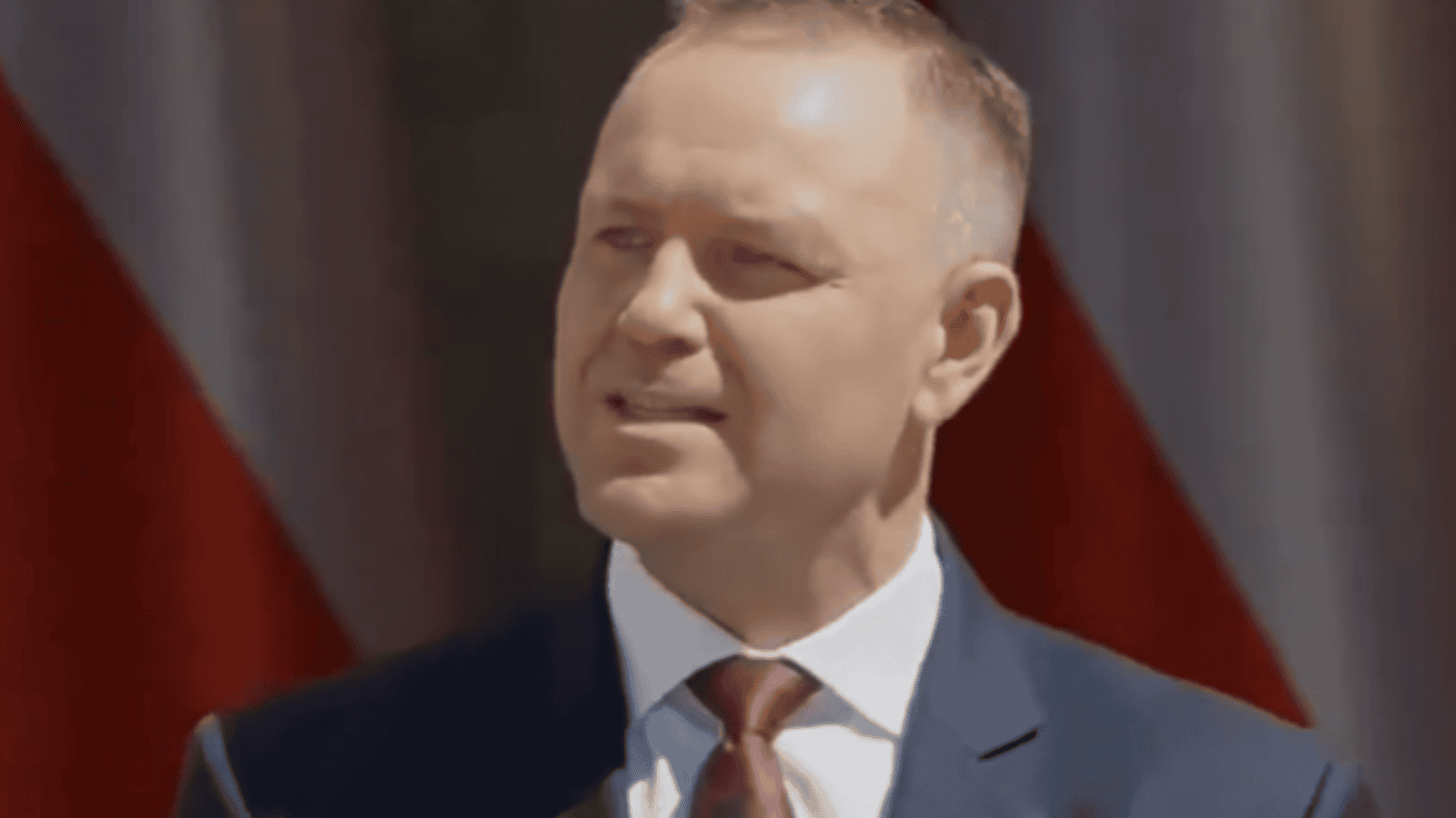 Nawrocki przemawiał przed Pałacem Prezydenckim. Polacy od razu zwrócili na to uwagę