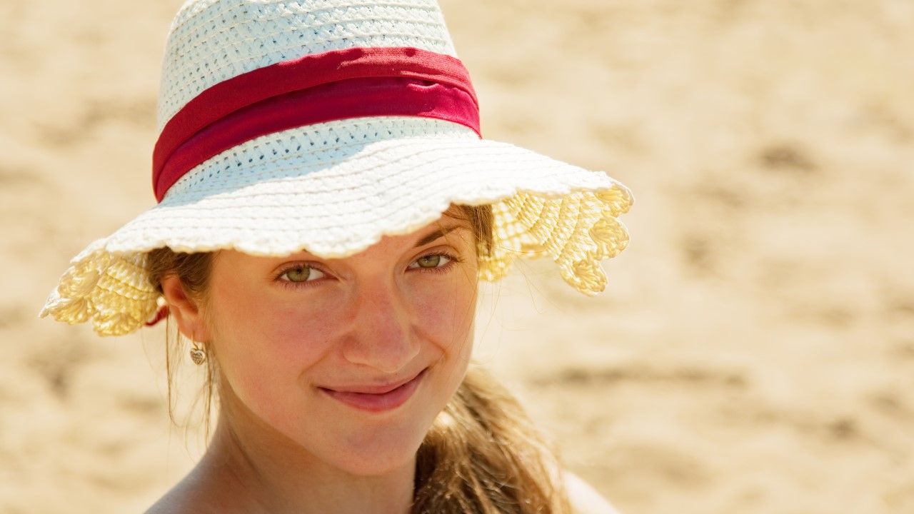 Dziewczyna w kapeluszu na plaży