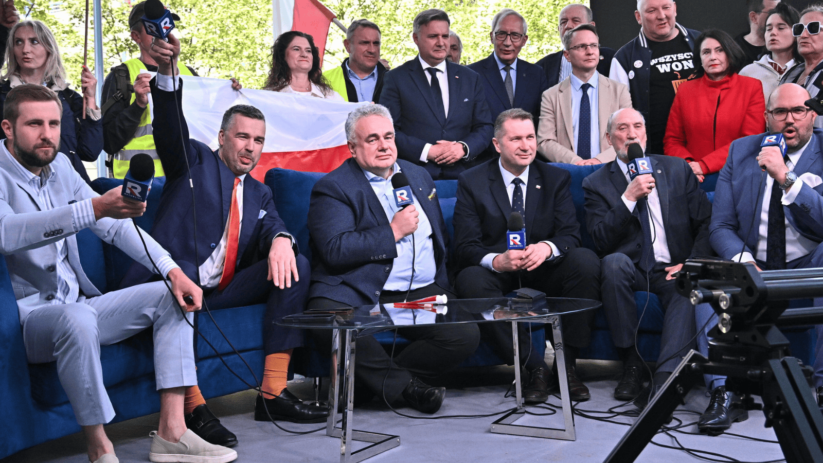 Trwa manifestacja przed budynkiem prokuratury. Na scenie pojawił się Sakiewicz