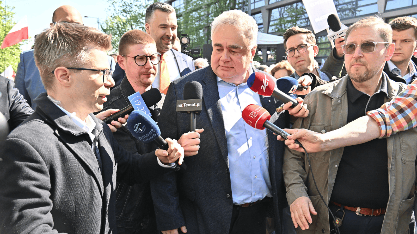 Trwa manifestacja przed budynkiem prokuratury. Na scenie pojawił się Sakiewicz
