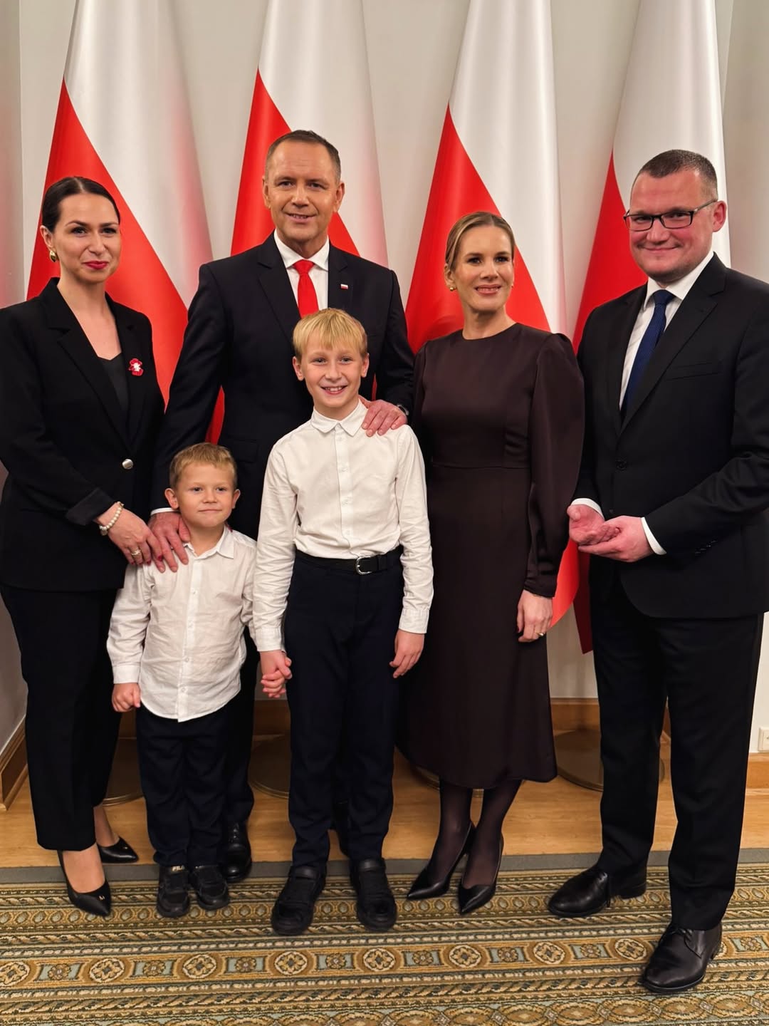 Nawroccy zapozowali do zdjęcia i się zaczęło. Gest pierwszej damy wywołał burzę