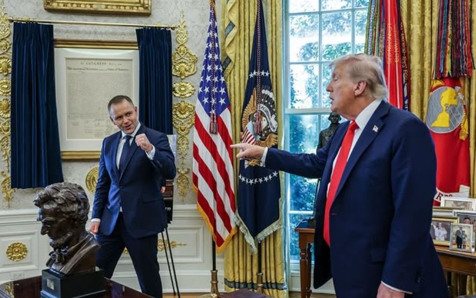 Światowe media huczą o zdjęciu Trumpa i Nawrockiego. Jedno zwróciło uwagę wszystkich