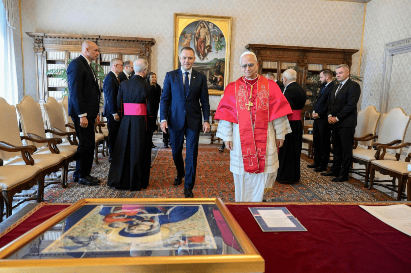 Nawrocki nie pojechał do papieża z pustymi rękami. To wręczył mu, gdy patrzył na nich cały świat