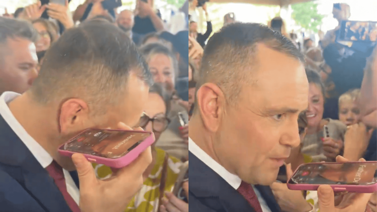 Nawrocki zabrał dziewczynce telefon i zrobił to na oczach tłumu. Nagranie to hit