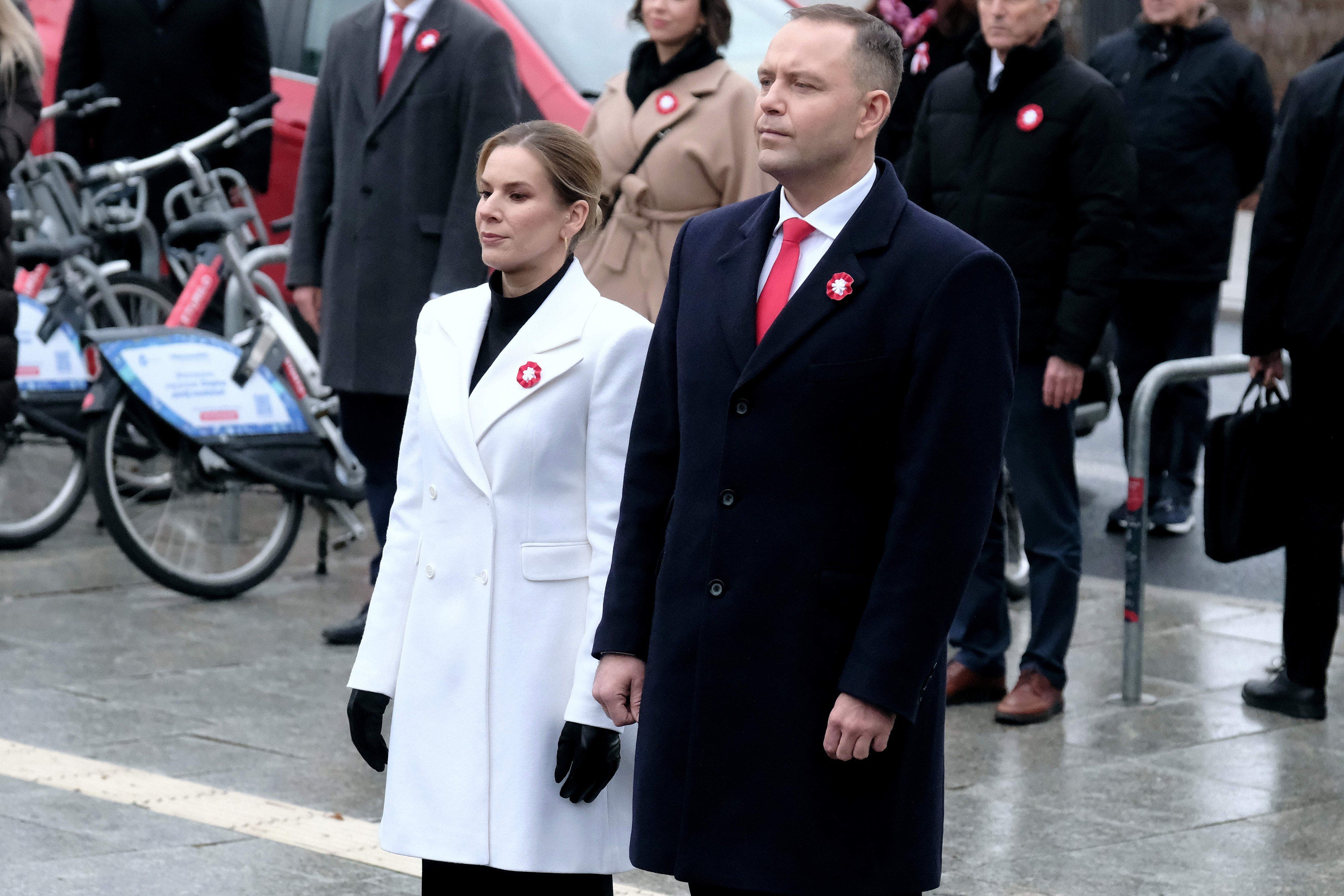 Nawrocki myślał, że nikt go nie widzi. Skandaliczne zachowanie prezydenta na Marszu