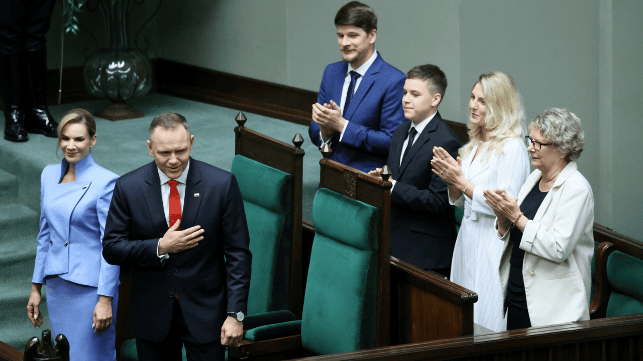 Oni usiedli za Karolem Nawrockim podczas zaprzysiężenia. Ludzie zwrócili uwagę na jedno