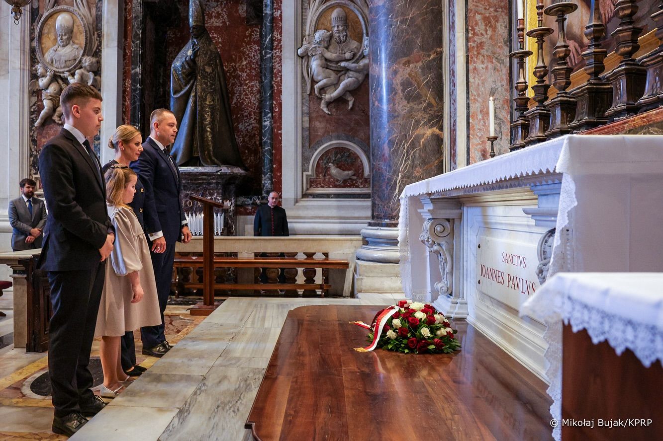  Dzieci, żona i ONA. Karol Nawrocki zabrał ją na spotkanie z papieżem. Wiadomo, kim jest