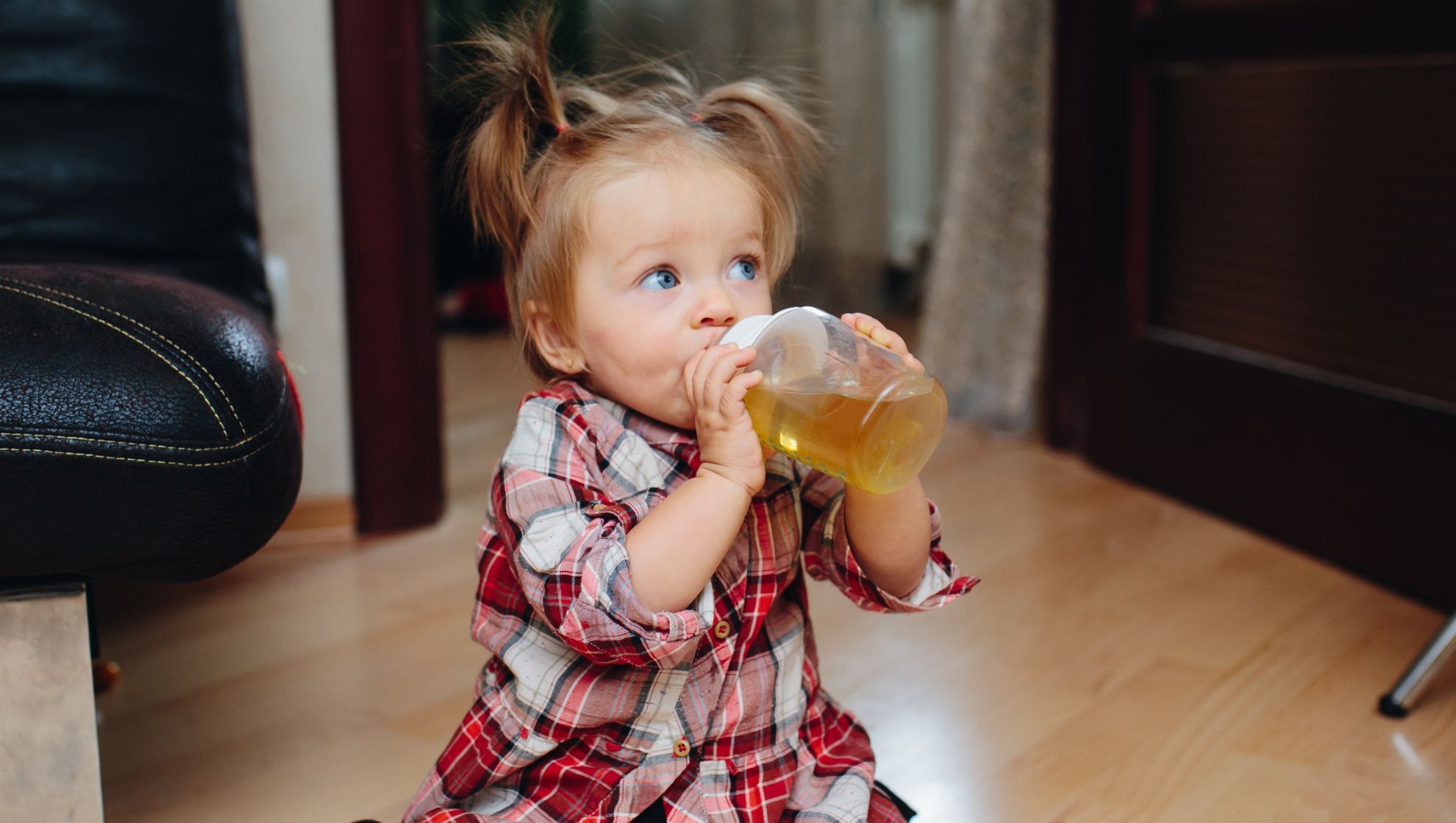 dziecko pijące sok