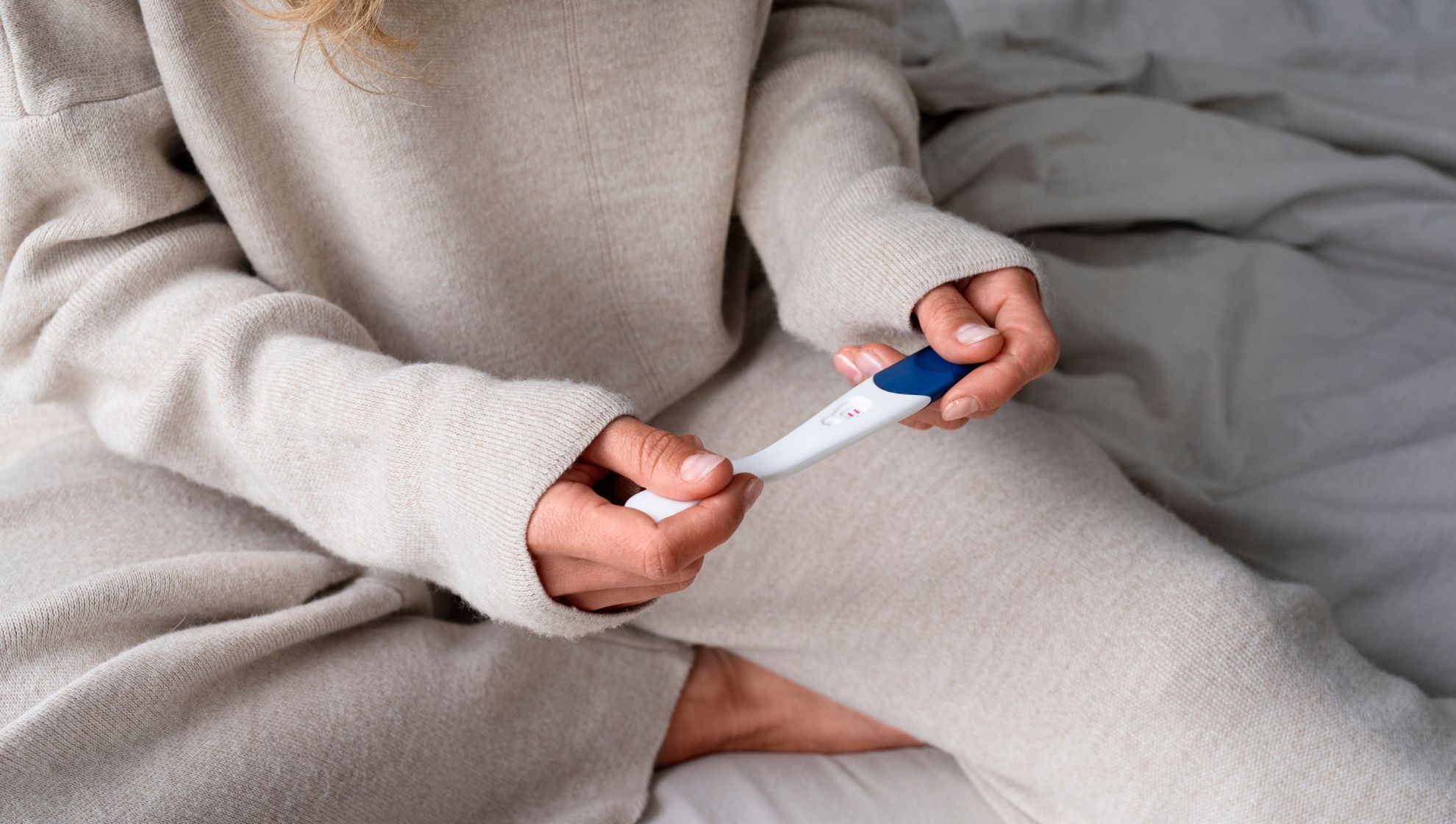 kobieta trzymająca test ciążow